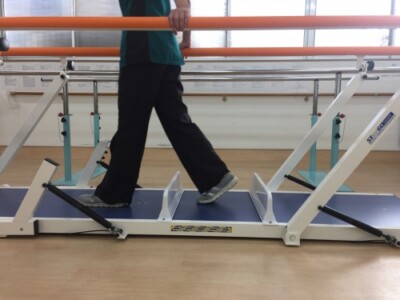 マルチパラレルバー段差越え歩行訓練2 マルチパラレルバー段差越え歩行訓練2